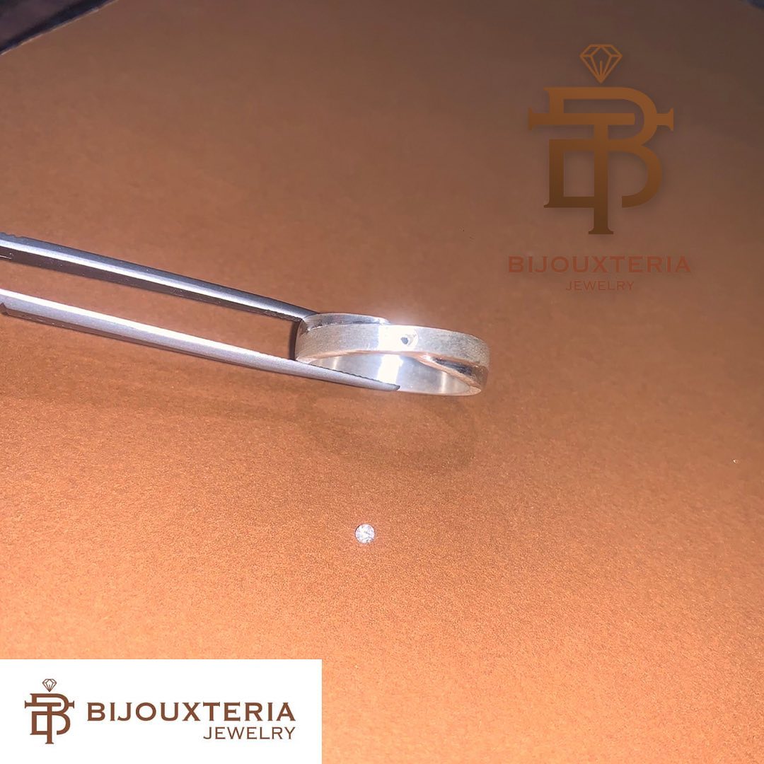 Classic Minimalist Cross-Over Solitaire Flush-Set Band