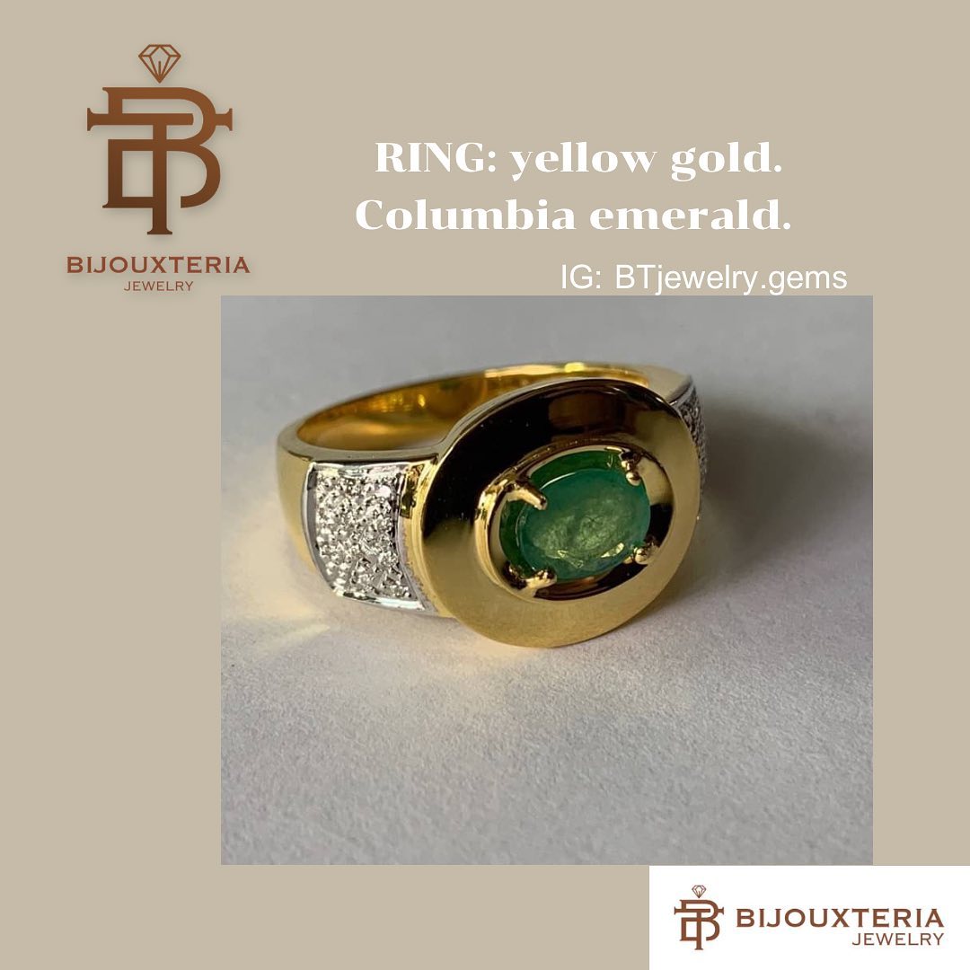Elegant Natural Colombian Emerald Solitaire Ring with Diamond Border