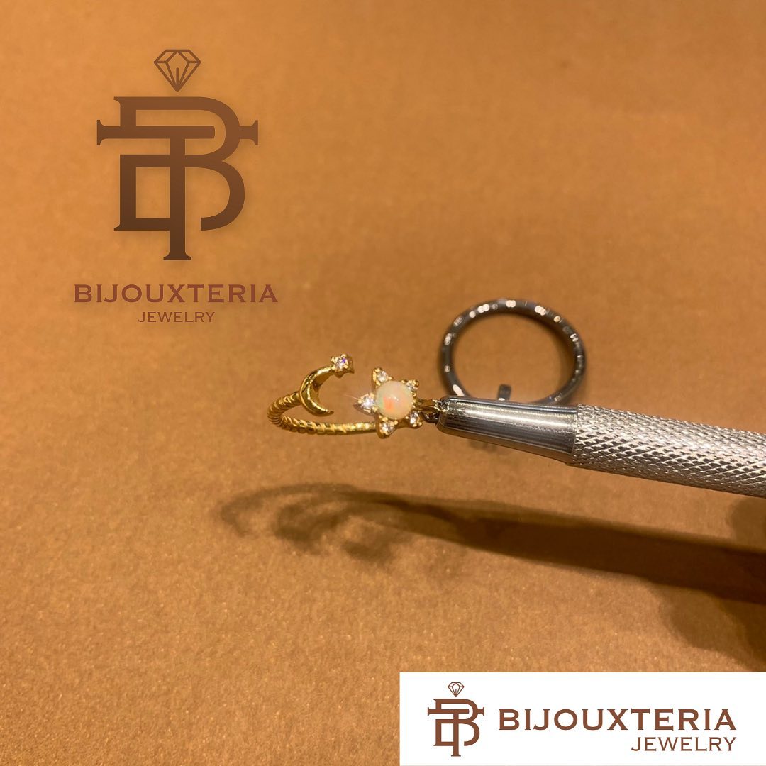 A twisted-band gold ring set with genuine opal and diamond 🌈 According to belief (a matter of personal faith), opal is the gemstone of hope, love, purity, and desire, linked to both good and bad omens, and said to bring success. Opal holds a rainbow of hope within it — believed to grant the wearer's wishes, protect against enemies, and calm a troubled mind. Legend has it that opal fell from the heavens during a lightning strike, giving it its uniquely varied colours ⛈⚡️🌈💎BTjewelry.thailand